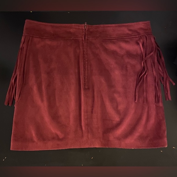 Dynamite mini skirt size medium burgundy colour with fringe - Picture 2 of 3